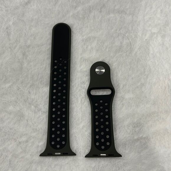 NWOT Apple Watch sports band (42/44) - Picture 2 of 3